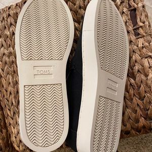 Men’s black Tom’s loafers